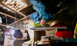 Anh Hoàng Văn Hải trong căn nhà xuống cấp nghiêm trọng 