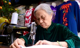 Người phụ nữ Hà thành dành cả đời cặm cụi may áo dài truyền thống