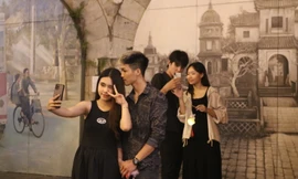 Phố bích họa Phùng Hưng sáng đèn thu hút giới trẻ đến check-in dịp Trung thu