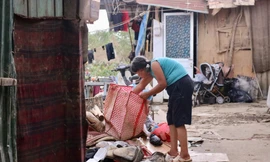 Người dân xóm trọ nghèo chân cầu Long Biên trở về dọn dẹp nhà cửa sau cơn lũ