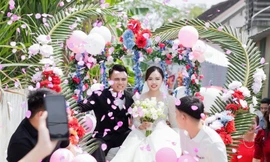 Chàng trai Nghệ An lấy vợ cách nhà 20m, cả xóm xúm vào làm xe hoa độc lạ