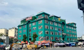 Hà Nội: Lãng phí khu chợ khang trang 5 tầng nhưng 4 tầng để không 