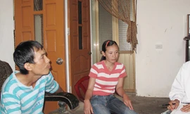 Bệnh nhân Đặng Văn Hiểu (bên trái) đang trao đổi bệnh tình với cán bộ phòng chống lao Ảnh: T.H