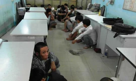 Bắt 37 con bạc trong trường gà lưu động