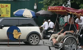 Chiếc quần đùi được phơi trên tấm biển cấm đỗ xe nằm giữa phố