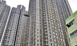 Nhảy lầu tự tử đè chết một bé gái đang qua đường