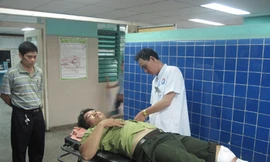 Kiểm lâm viên Hoàng Văn Quế được cấp cứu tại BV Việt Nam- Cu Ba, Quảng Bình