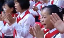 Các em thiếu nhi vừa vỗ tay vừa khóc khi gặp lãnh đạo Kim Jong Un