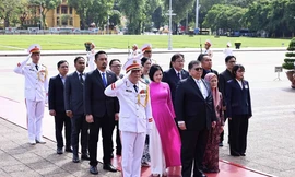 Chủ tịch Hạ viện Malaysia vào Lăng viếng Chủ tịch Hồ Chí Minh