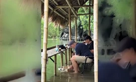 Khách Tây trải nghiệm cà phê ‘bì bõm’, vịt bơi tung tăng dưới chân ở Ninh Bình