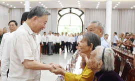 Tổng Bí thư Tô Lâm gặp mặt Mẹ Việt Nam anh hùng, gia đình chính sách ở Đồng Tháp