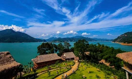 Hồ Hòa Bình: “Vịnh Hạ Long trên cạn” giữa vùng núi Tây Bắc