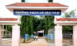 Thực hư vụ hiệu trưởng không đi làm cả tháng vì bị... đòi nợ