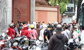 Hình ảnh phản cảm tại tang lễ Quý Bình