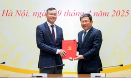 Bản tin 8H: Trao Quyết định chỉ định Chủ nhiệm Ủy ban Kiểm tra Đảng ủy Quốc hội