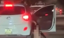 Bản tin 8H: Cô gái trong clip khỏa thân rơi khỏi ô tô nói gì?