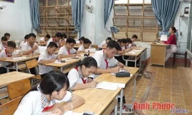 Bản tin 8H: Hàng trăm học sinh phải thi lại vì lộ đề thi học kỳ môn Toán