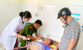 Bản tin 8H: Nam sinh nhảy cầu rồi tự bơi vào bờ khiến hàng chục người tìm kiếm