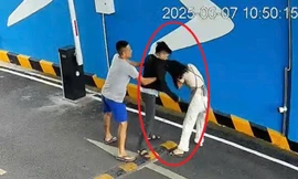 Bản tin 8H: Chồng cũ tìm tới tận chỗ làm, đánh túi bụi người phụ nữ