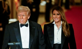 Ảnh ông Trump nắm chặt tay Đệ nhất phu nhân Mỹ gây sốt