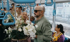 Chàng rể Tây mặc áo dài, đón dâu bằng tàu điện, xe buýt 2 tầng ở TPHCM