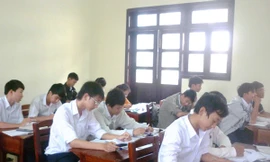 Phụ huynh đòi... cưa bớt chân ghế