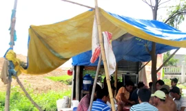 Thanh niên trong làng tụ tập bài bạc là chuyện thường ngày Ảnh: Nam Cường