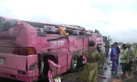 Xe khách lao xuống ruộng, 15 người thương vong