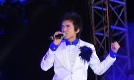 Đan Trường 'bay' trong đêm giao thừa