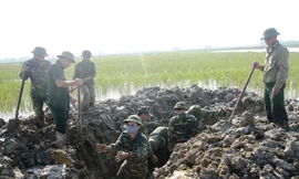 Phát hiện đầu tên lửa nặng gần một tấn dưới ruộng lúa