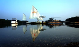 Du khách có thể thưởng ngoạn cảnh đẹp trên du thuyền