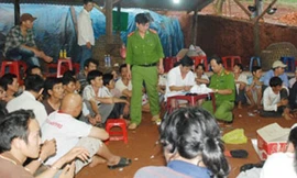 Cảnh sát ập vào trường gà bắt giữ 25 con bạc đang 'sát phạt'