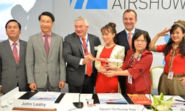 Lễ ký kết diễn ra tại Dubai Airshow 2015 dưới sự chứng kiến của Đại sứ Việt Nam tại Các tiểu Vương quốc Ả rập thống nhất và đại diện Vietjet và Airbus
