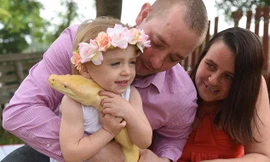 Rợn tóc gáy nhìn bé gái 2 tuổi... âu yếm trăn khổng lồ