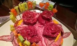 Kỳ lạ giới trẻ Nhật đón sinh nhật bằng bánh gato...thịt tươi 