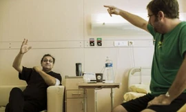 Mathew và ân nhân cứu mạng "hội ngộ" trong bệnh viện (trái).