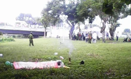 Xác nam thanh niên được đưa lên bờ sau khi nổi lên trên sông Hương. Ảnh: Ngọc Văn