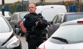 Cảnh sát Pháp bắt giữ một phụ nữ mang 'bụng bầu' bằng... nhôm