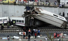 Mải 'buôn' điện thoại, lái tàu gây tai nạn thảm khốc 