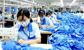 Nhiều người cho rằng, quy định nghỉ 30 phút trong ngày "đèn đỏ" sẽ khó áp dụng với doanh nghiệp có hàng ngàn lao động nữ, sản xuất theo dây chuyền