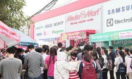 Chen chân “săn” khuyến mại khủng dịp khai trương Siêu thị điện máy mới