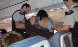 Hành khách say rượu đá ghế, đánh tiếp viên trên máy bay