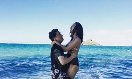 Vợ chồng Lam Trường tình tứ trên bãi biển Hawaii