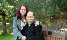 Bà Bryony luôn ở bên chăm sóc và động viên chồng 