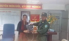 Đại diện Đội an ninh cơ động Sân bay Nội Bài đã tận tay trao lại tài sản bỏ quên cho chị Yến