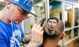 Nể phục nghệ nhân “điêu khắc” chân dung người nổi tiếng trên đầu