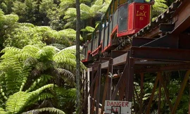 Bé trai sống sót thần kỳ từ cú nhảy tàu “tử thần” 