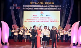 Bà Đào Phương Hoa – Phó Ban Truyền thông đại diện Tổng công ty Viễn thông MobiFone nhận giải thưởng do lãnh đạo Bộ Công Thương trao tặng 