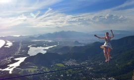 Cô gái đi giầy cao gót 'lướt' trên dây giữa núi cao 840m 