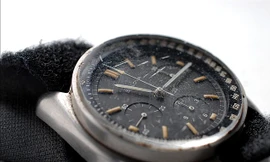 Đồng hồ chứa bụi mặt trăng có giá 1,6 triệu USD